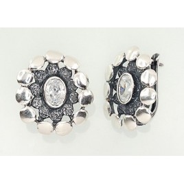 Sidabriniai auskarai ant cilindrinės spynos0