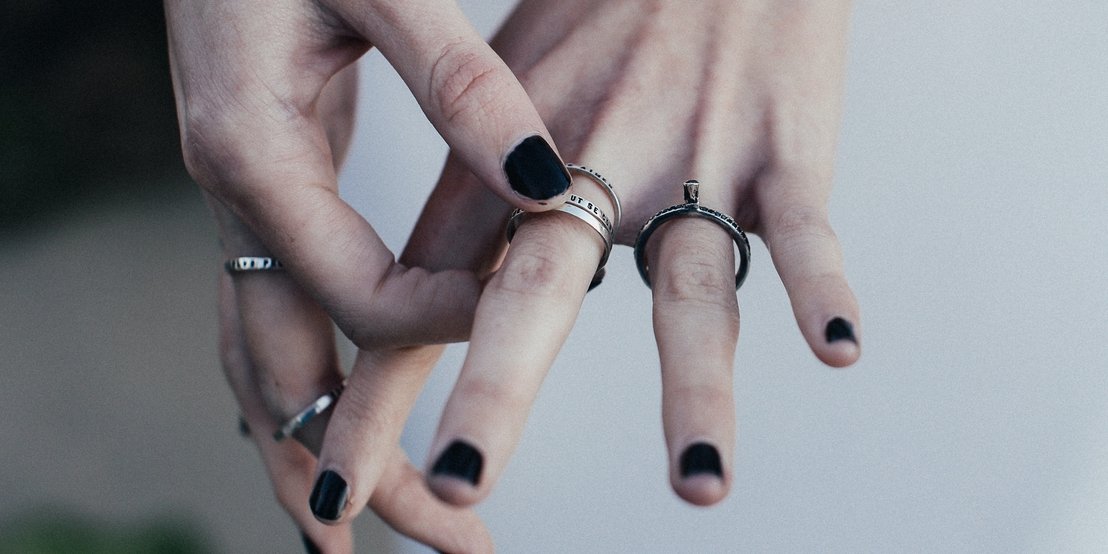HOW TO WEAR RINGS: HOW MANY TO WEAR, ON WHICH FINGER AND MORE (SHORT GUIDE TO WEARING RINGS)